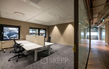 Kantoorruimte huren aan Pettelaarpark 110, Den Bosch met moderne werkplekken, grote ramen en neutraal interieurdesign. De foto toont een lichte, ingerichte ruimte ideaal voor professioneel gebruik.