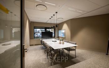 Moderne vergaderruimte in kantoorpand Pettelaarpark 110, Den Bosch, met strakke inrichting en grote tafel. Ideaal voor zakelijke bijeenkomsten. Kantoorruimte huren in een professionele omgeving.