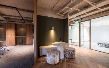 Moderne kantoorruimte huren in Den Bosch, gelegen op Pettelaarpark 110, met stijlvolle meubels en een sfeervol interieur.