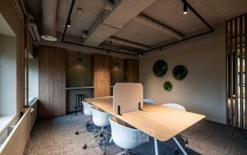 Moderne kantoorruimte huren in Pettelaarpark 110, Den Bosch, met stijlvol ingerichte vergaderruimte en comfortabele stoelen rondom een grote tafel.
