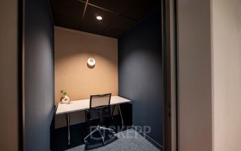Kantoorruimte huren op Pettelaarpark 110, Den Bosch. Compacte kantoor met bureau en stoel, ideaal voor individueel gebruik. Zorgt voor een serieuze werkomgeving met aandacht voor focus en efficiëntie.