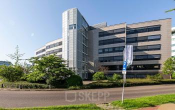 Kantoorpand op Pettelaarpark 110 in Den Bosch, met moderne architectuur en veel natuurlijk licht door glazen panelen, geschikt voor kantoorruimte huren.