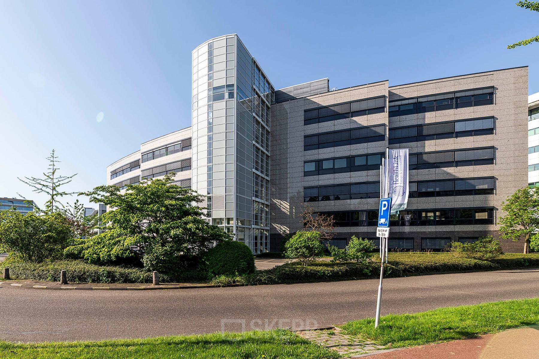 Kantoorpand op Pettelaarpark 110 in Den Bosch, met moderne architectuur en veel natuurlijk licht door glazen panelen, geschikt voor kantoorruimte huren.