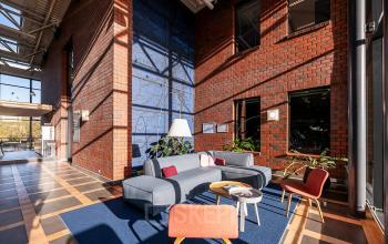 Kantoorruimte huren in Den Bosch met een comfortabele lounge en moderne inrichting bij Hambakenwetering 5. Stijlvolle meubels en veel natuurlijk licht maken het een inspirerende werkplek.