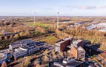 Het moderne exterieur van het kantoorpand op Hambakenwetering 5, Den Bosch, toont een ruim opgezette omgeving met parkeergelegenheid. Ideaal voor wie kantoorruimte huren wil met goede bereikbaarheid.