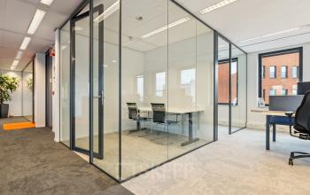 Moderne kantoorruimte huren bij Hambakenwetering 5, Den Bosch, met glazen wanden en ergonomische bureaustoelen. Veel natuurlijk licht en strakke inrichting maken het een ideale werkomgeving.
