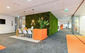 Kantoorruimte huren op Hambakenwetering 5 in Den Bosch met moderne inrichting, groene accenten en ruime werkplekken. Ideaal voor professionele huurders die op zoek zijn naar een inspirerende werkomgeving.