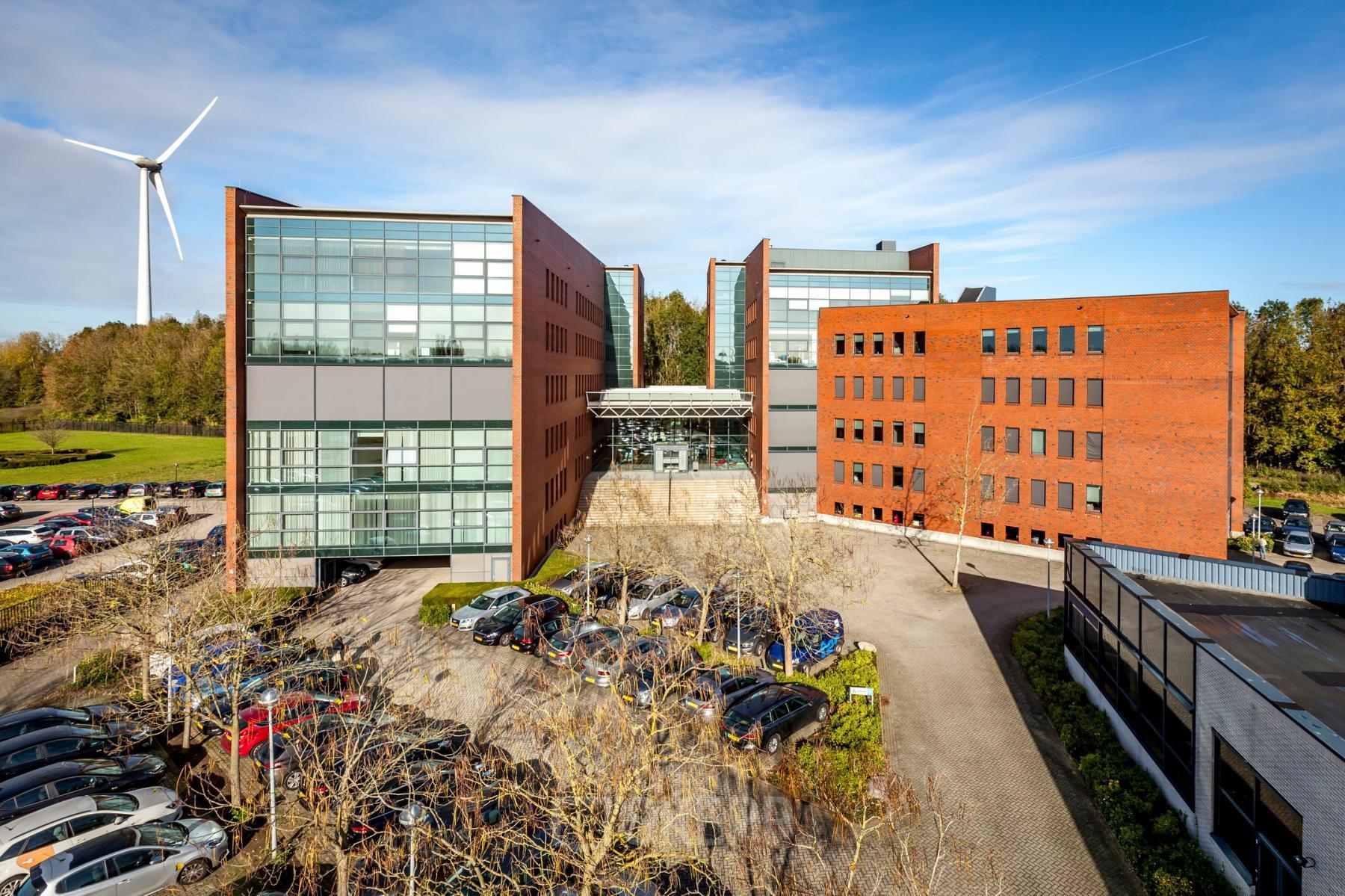 Kantoorpand aan Hambakenwetering 5, Den Bosch met moderne architectuur en ruime parkeerplaatsen. Ideale locatie voor kantoorruimte huren met goede bereikbaarheid.