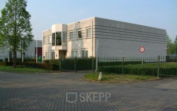 Exterieur van kantoorpand op Hambakenwetering 18 in Den Bosch, met moderne uitstraling en parkeerplaatsen rondom. Ideaal voor bedrijven die op zoek zijn naar een kantoorruimte huren in een groene omgeving.