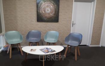 Gezellige ontmoetingsruimte in het kantoorpand op Hambakenwetering 18, Den Bosch, met moderne stoelen en een stijlvolle salontafel. Ideaal om te huren voor informele bijeenkomsten of als wachtgedeelte.