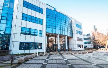 Modern kantoorpand aan de Bruistensingel 500 in Den Bosch met glazen gevel en ruime entree voor bedrijven die kantoorruimte willen huren.