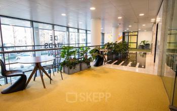 Interieur van kantoorpand Bruistensingel 500 in Den Bosch met moderne vloerbedekking, grote ramen en groene planten. Ideaal om kantoorruimte te huren voor inspirerende werkplekken.
