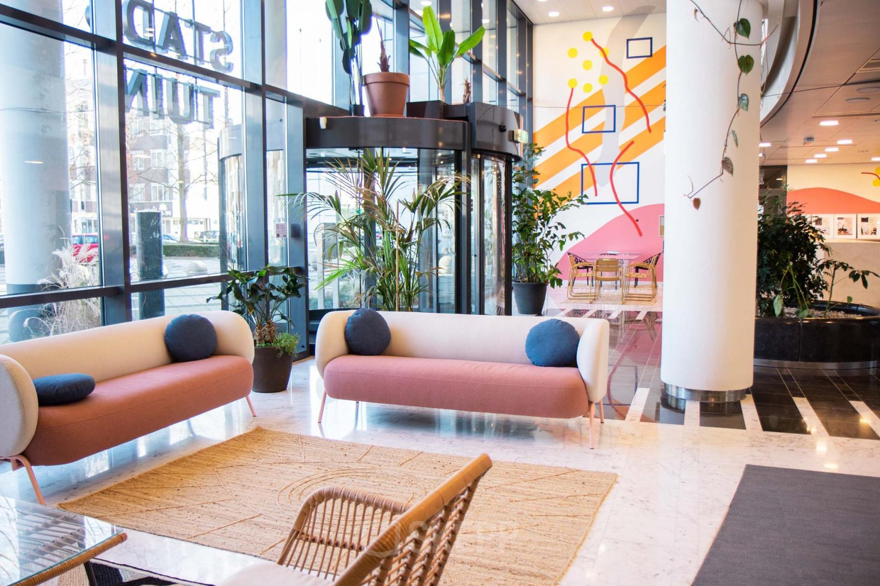 Lichte entree van een kantoorpand op Bruistensingel 500, Den Bosch, met moderne zithoek en planten. Ideaal voor kantoorruimte huren met comfortabele werkplekken en stijlvol ontwerp.