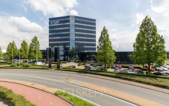 Uitzicht op het moderne kantoorpand aan de Reitschweg 1, Den Bosch, met parkeergelegenheid en groene omgeving, ideaal voor kantoorruimte huren.