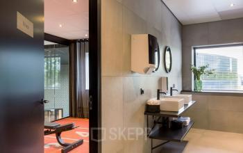 Moderne en goed verlichte kantoorruimte met een sanitair blok en een trainingsruimte. Ideaal voor het kantoorruimte huren op Reitschweg 1, Den Bosch.