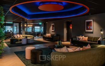 Moderne kantoorruimte in kantoorpand op Reitschweg 1, Den Bosch, met stijlvolle zitgedeelten en sfeervolle belichting. Ideaal voor huur en zakelijke bijeenkomsten.