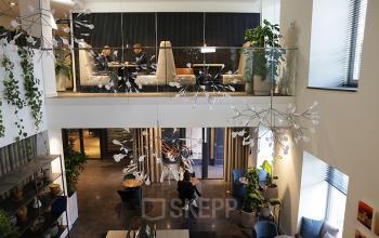 Moderne kantoorruimte met een open vloerplan in kantoorpand aan de Koninginnegracht 19, in Den Haag Centrum.