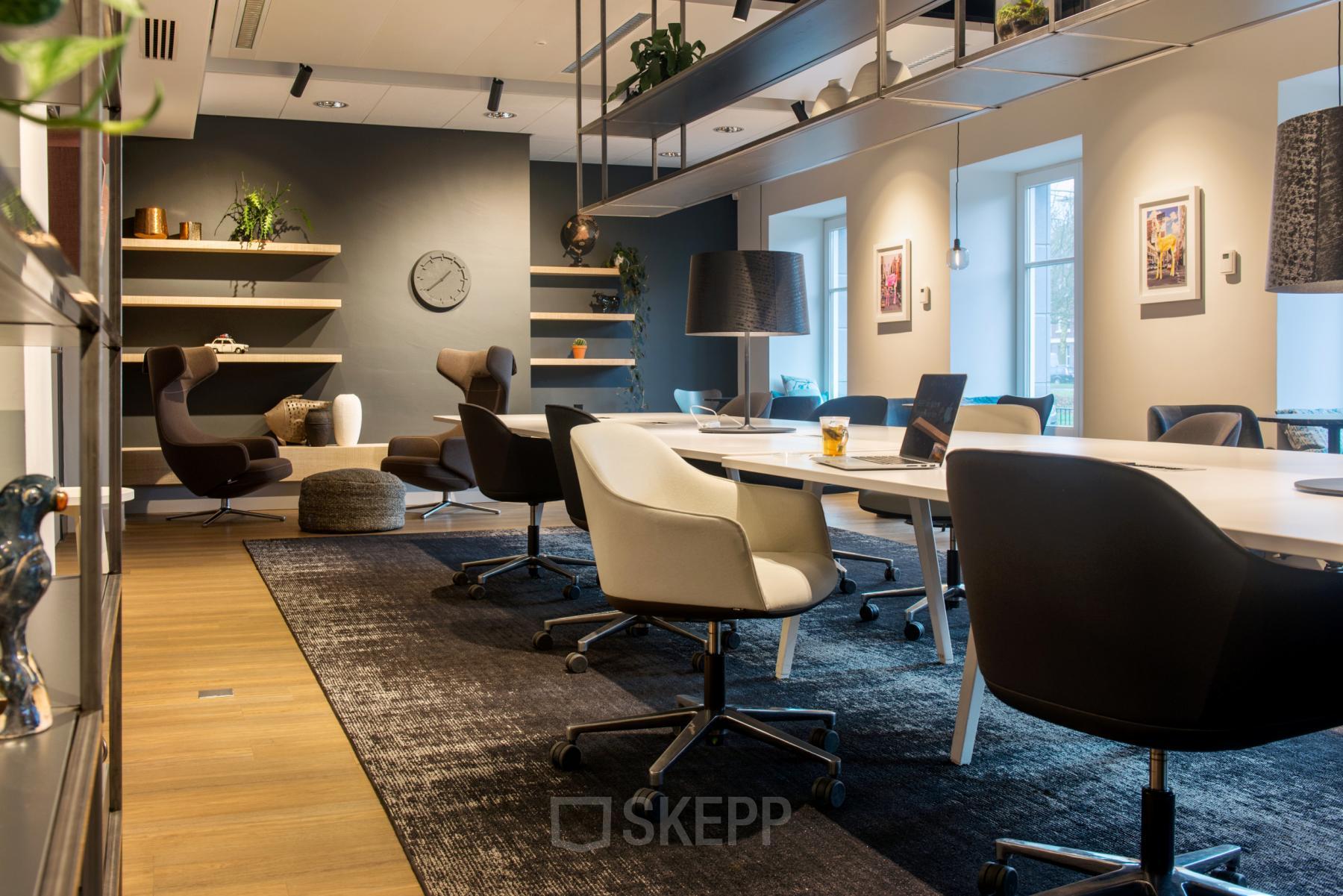 Een lange tafel voor een vergadering