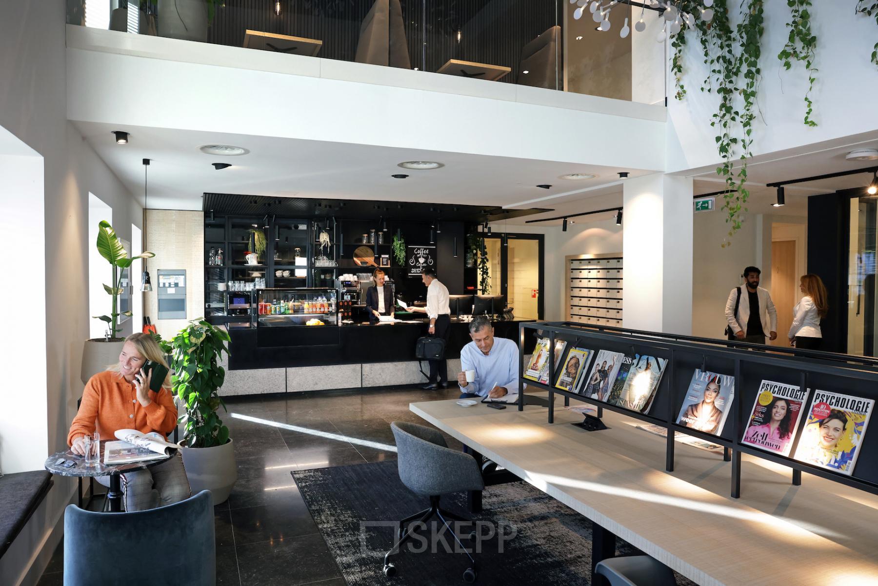 Stijlvolle kantoorruimte te huur op Koninginnegracht 19, Den Haag Centrum, met een ontvangstruimte en mensen aan het werk.