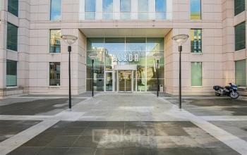 Vooraanzicht van het kantoorpand op Alexanderveld 5-9 in Den Haag Centrum, met moderne glazen entree. Perfect voor bedrijven die kantoorruimte willen huren in een representatief gebouw.