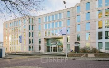 Exterieur van modern kantoorpand aan Alexanderveld 5-9 in Den Haag Centrum met zicht op meerdere verdiepingen en glazen ramen, ideaal voor bedrijven die kantoorruimte willen huren.