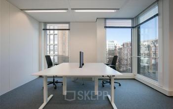 Kantoorruimte huren aan Alexanderveld 5-9 in Den Haag Centrum met moderne bureaus en veel natuurlijk licht dankzij grote ramen. Perfect geschikt voor productief werken in een lichte omgeving.