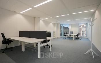 Kantoorruimte te huur op Alexanderveld 5-9, Den Haag Centrum. Het interieur biedt ruime werkplekken met veel natuurlijk licht en een strak design. Perfect voor bedrijven op zoek naar een functionele werkplek.
