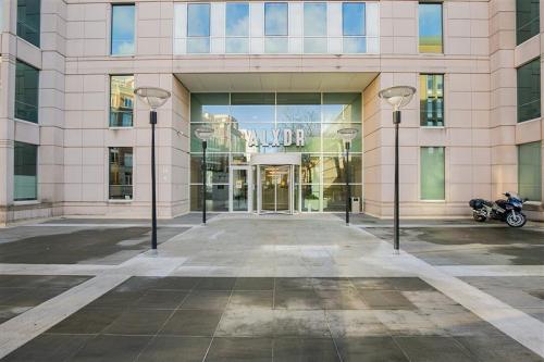 Vooraanzicht van het kantoorpand op Alexanderveld 5-9 in Den Haag Centrum, met moderne glazen entree. Perfect voor bedrijven die kantoorruimte willen huren in een representatief gebouw.