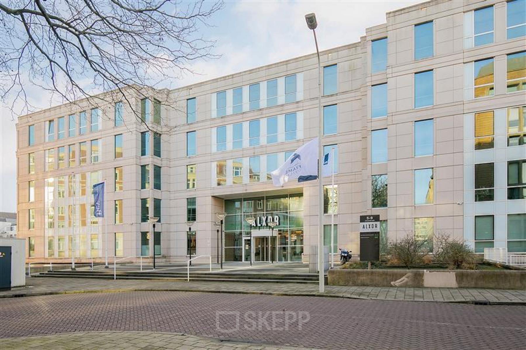 Exterieur van modern kantoorpand aan Alexanderveld 5-9 in Den Haag Centrum met zicht op meerdere verdiepingen en glazen ramen, ideaal voor bedrijven die kantoorruimte willen huren.