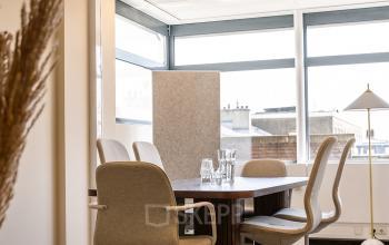 Rustige kantoorruimte met natuurlijk licht aan Zeestraat 100, Den Haag, ideaal om te huren voor zakelijke gesprekken. Voorzien van vergadertafel en stoelen. Perfecte plek voor inspirerende meetings in het kantoorpand.