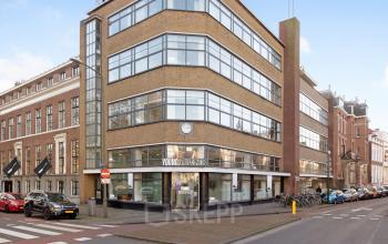 Kantoorpand op Zeestraat 100 in Den Haag Centrum met grote ramen en een moderne uitstraling. Een ideale locatie voor kantoorruimte huren met goede zichtbaarheid.