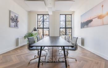 Moderne kantoorruimte huren op Zeestraat 100, Den Haag Centrum met stijlvol interieur en grote ramen voor natuurlijk licht.