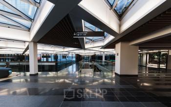 Ruim kantoorpand op Anna van Buerenplein 41 in Den Haag Centrum, met moderne architectuur en glazen wanden, geschikt om kantoorruimte te huren.