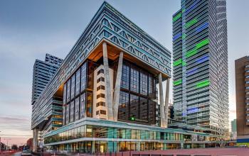 Modern kantoorpand aan het Anna van Buerenplein 41 in Den Haag Centrum, ideaal voor kantoorruimte huren met indrukwekkende architectuur en grootse uitstraling.