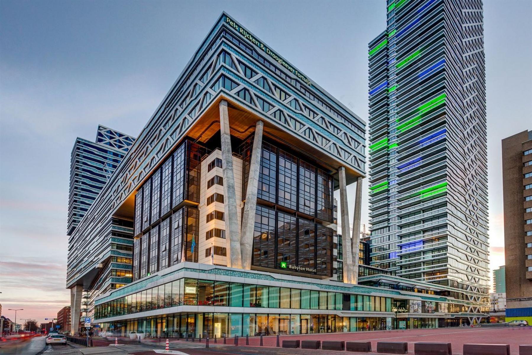 Modern kantoorpand aan het Anna van Buerenplein 41 in Den Haag Centrum, ideaal voor kantoorruimte huren met indrukwekkende architectuur en grootse uitstraling.