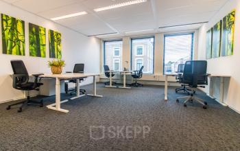 Ruime kantoorpand op Parkstraat 83, Den Haag Centrum met moderne werkplekken, bureaus en stoelen. Ideaal voor organisaties die kantoorruimte willen huren. Fraai interieur met grote ramen en veel natuurlijk licht.
