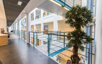 Heldere kantoorruimte in het kantoorpand op Parkstraat 83, Den Haag Centrum met moderne inrichting, minimalistische inrichting en stijlvolle details. Ideale optie voor kantoorruimte huren.