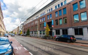 Kantoorpand aan de Parkstraat 83 in Den Haag Centrum, met meerdere verdiepingen en stenen gevel, ideaal voor kantoorruimte huren.