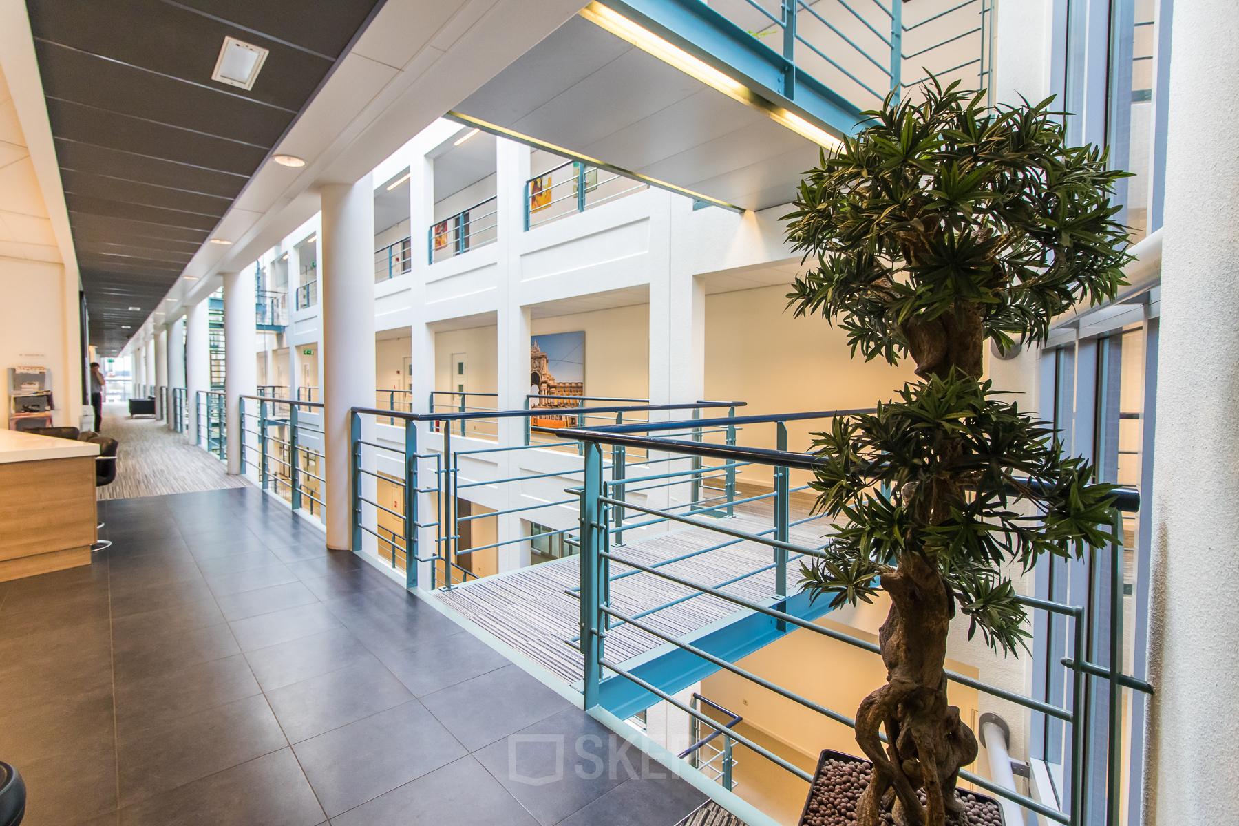 Heldere kantoorruimte in het kantoorpand op Parkstraat 83, Den Haag Centrum met moderne inrichting, minimalistische inrichting en stijlvolle details. Ideale optie voor kantoorruimte huren.