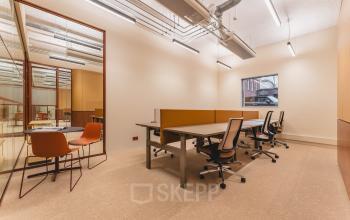 Modern kantoor aan Zeestraat 70, Den Haag Centrum met comfortabele bureaus, ergonomische stoelen en natuurlijke verlichting. Geschikt voor werkzaamheden en zakelijke vergaderingen.