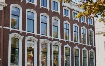Kantoorpand op Zeestraat 70, Den Haag Centrum. Historisch gebouw met hoge ramen en klassiek gevelontwerp. Huren van kantoorruimte mogelijk.