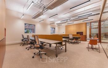 Ruime werkplek in kantoorpand op Zeestraat 70, Den Haag Centrum. Licht interieur met moderne bureaus en ergonomische stoelen voor professioneel gebruik. Ideaal voor wie een kantoorruimte wil huren.