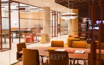 Moderne vergaderruimte met glazen wanden in het kantoorpand aan de Zeestraat 70, met stijlvol meubilair en verlichtingsarmaturen, ideaal om een kantoorruimte te huren in Den Haag Centrum.