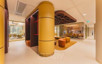 Moderne kantoorruimte op Zeestraat 70, Den Haag, met kleurrijk interieur en vergaderruimtes voor dynamisch samenwerken. Ideaal voor bedrijven die kantoorruimte willen huren in een levendige omgeving.