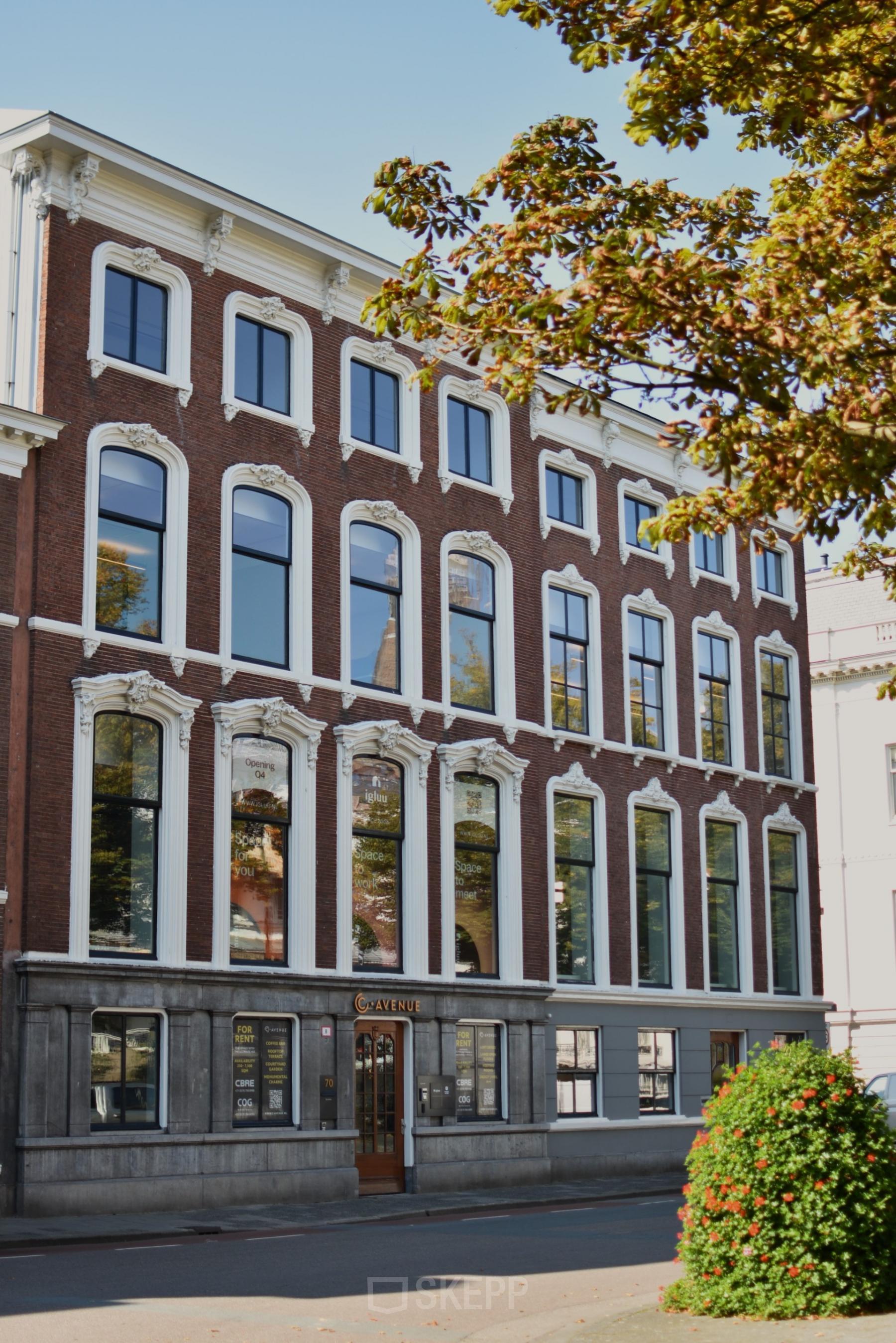 Kantoorpand op Zeestraat 70, Den Haag Centrum. Historisch gebouw met hoge ramen en klassiek gevelontwerp. Huren van kantoorruimte mogelijk.