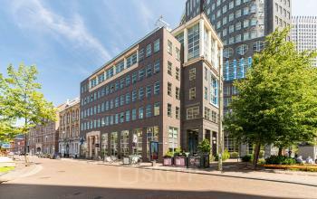 Stijlvol kantoorpand aan Fluwelen Burgwal 58 in Den Haag Centrum, geschikt voor wie kantoorruimte wil huren. Het gebouw heeft een moderne uitstraling met grote ramen en een gunstige locatie.