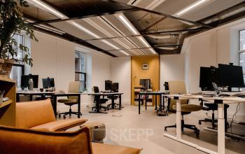 Kantoorruimte huren in Den Haag Centrum, Fluwelen Burgwal 58. Moderne werkplek met bureaus, stoelen en computers. Geschikt voor diverse zakelijke activiteiten.