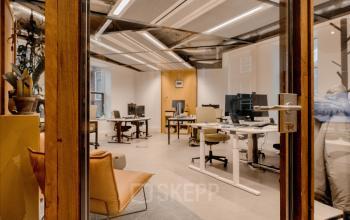 Gezellige kantoorruimte huren op Fluwelen Burgwal 58 in Den Haag Centrum met werkplekken en moderne inrichting. Grote ramen zorgen voor veel daglicht in het kantoorpand.