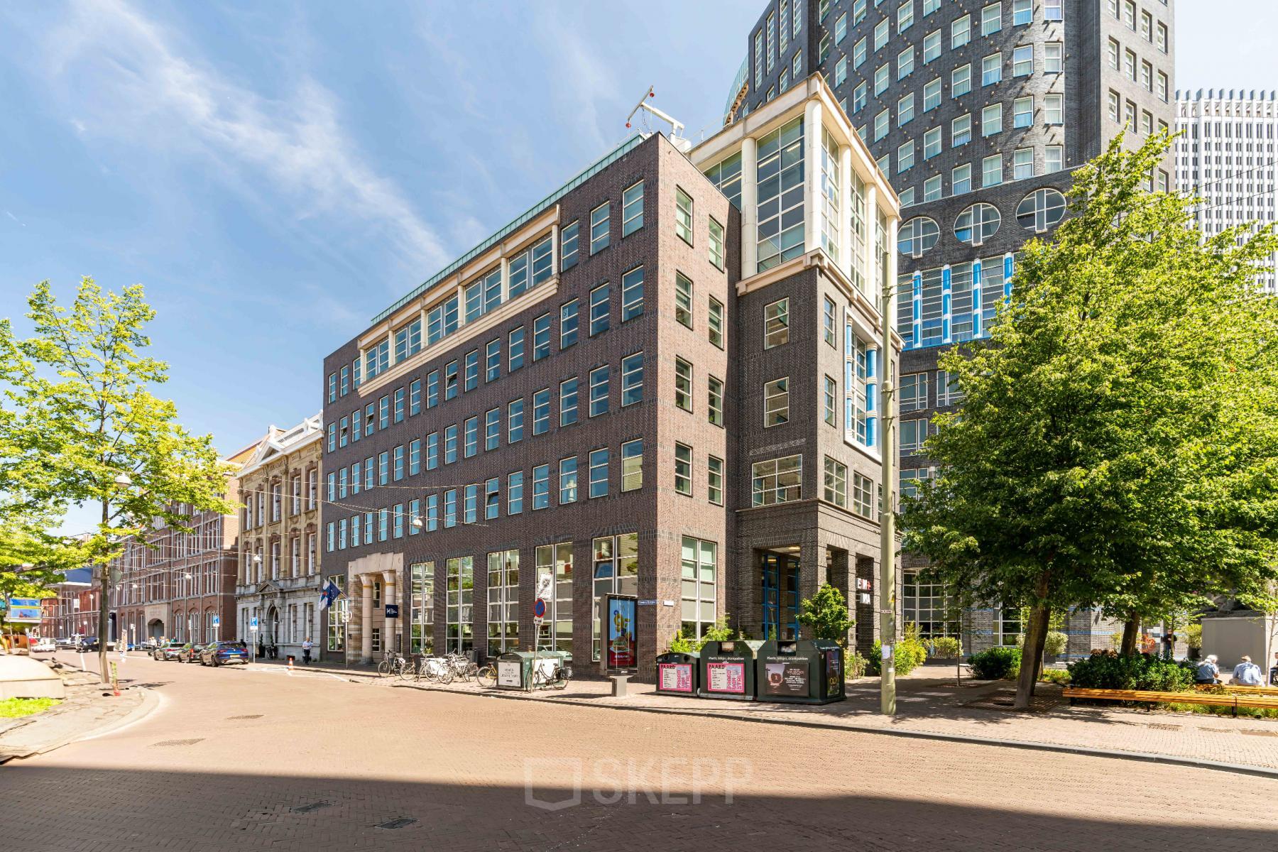 Stijlvol kantoorpand aan Fluwelen Burgwal 58 in Den Haag Centrum, geschikt voor wie kantoorruimte wil huren. Het gebouw heeft een moderne uitstraling met grote ramen en een gunstige locatie.