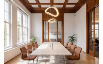 Kantoorruimte huren aan de Mauritskade 9 in Den Haag Centrum met een stijlvolle vergadertafel, leren stoelen en veel natuurlijk licht door grote ramen.